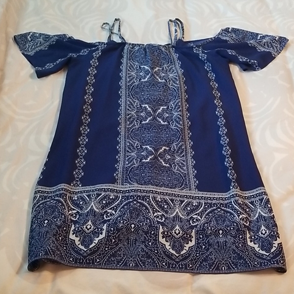 Off the Shoulder Dress - Picture 4 of 6